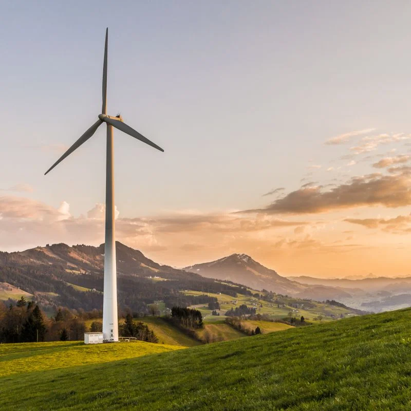 Vetroturbina u pejzažu kao prikaz rada u sektoru energetike