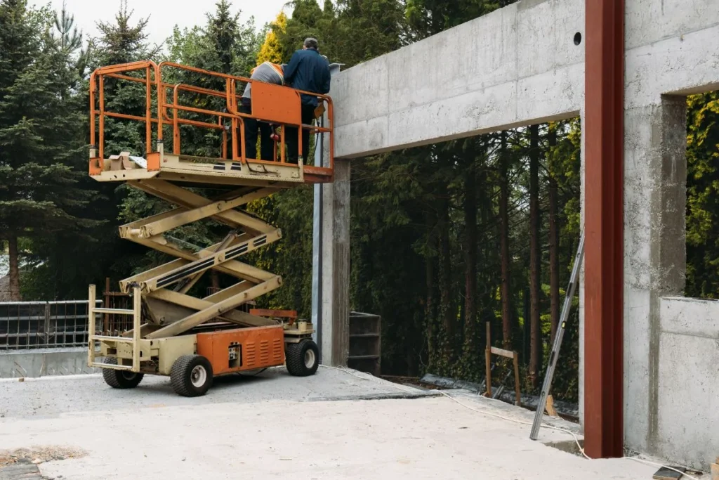 Makazasta platforma za rad na visini na gradilištu.