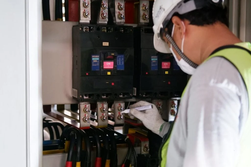 Stručnjak obavlja tehnički pregled instalacija