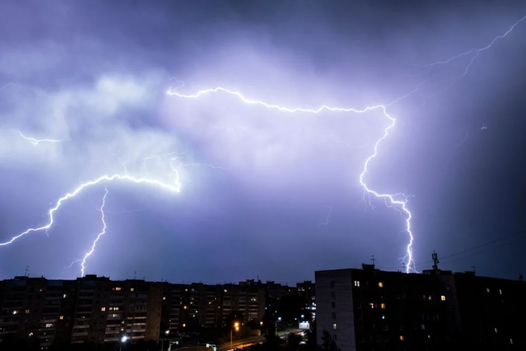 Zaštita gradske zgrade od udara groma tokom oluje